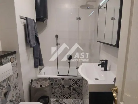 Izdavanje, četvorosoban stan, 93m², Centar, Novi Sad - image 8