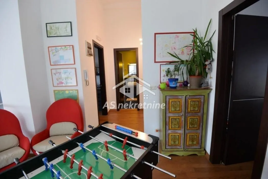 Izdavanje, četvorosoban stan, 251m², Savski Venac, Beograd