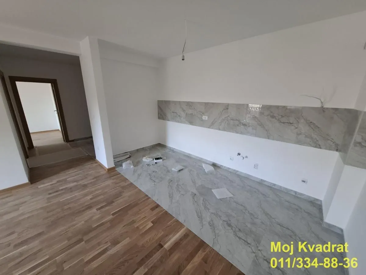 Nova kuhinja u izgradnji sa keramičkim pločicama na zidu i podu.