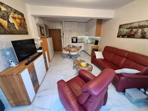Dnevna soba sa garniturom, TV-om i trpezarijom povezanom sa kuhinjom. - image 9