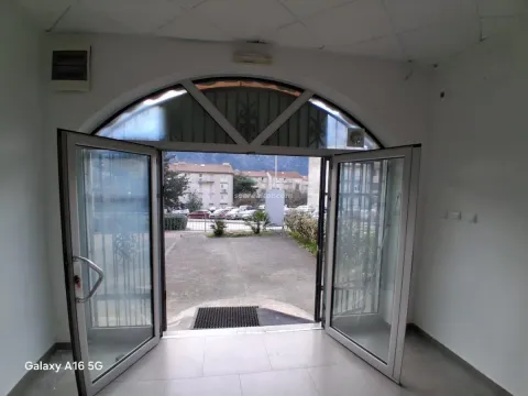 Rent, office space, 30m², Dobrota, Kotor - image 2