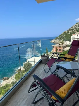 Namješten balkon sa pogledom na more i ležaljkama. - image 8