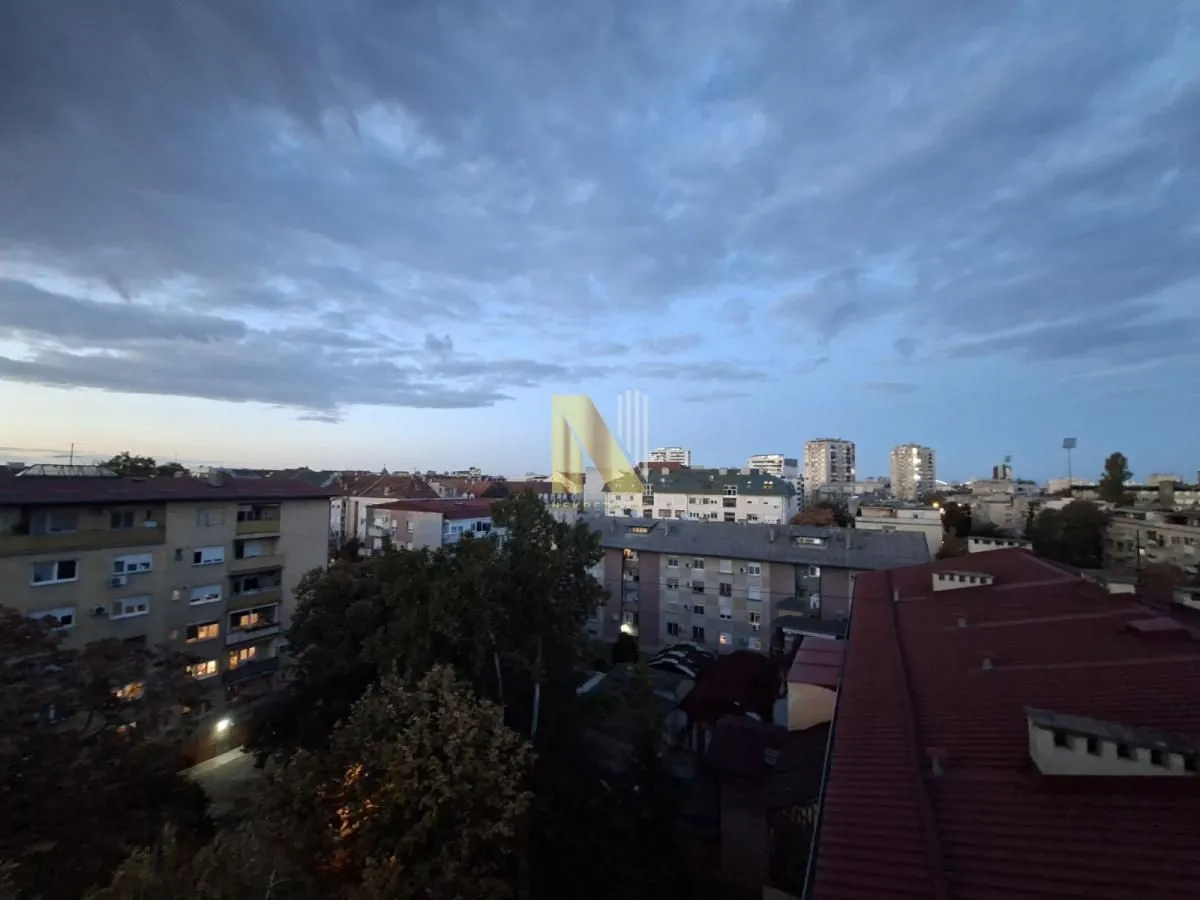 Pogled sa terase na gradsko naselje.