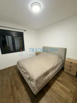 Namještena spavaća soba sa bračnim krevetom i noćnim stočićima. - image 12