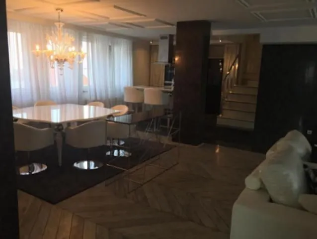 Izdavanje, trosoban stan, 240m², Kalenić Pijaca, Vračar Sve Podlokacije
