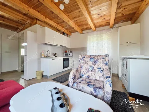 Manja kuhinja povezana sa dnevnim boravkom, sa bijelim elementima i drvenim plafonom. - image 10