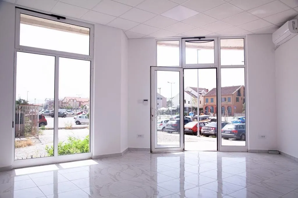 Izdavanje, poslovni prostor, 84m², Stari Aerodrom, Podgorica