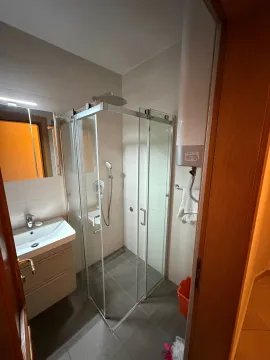 Manje kupatilo sa tuš kabinom, umivaonikom i bojlerom. - image 17