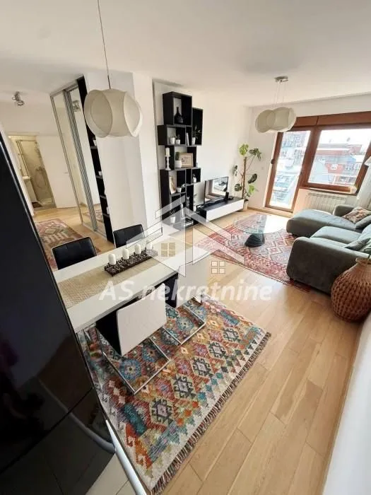 Izdavanje, trosoban stan, 73m², Vračar Sve Podlokacije, Beograd