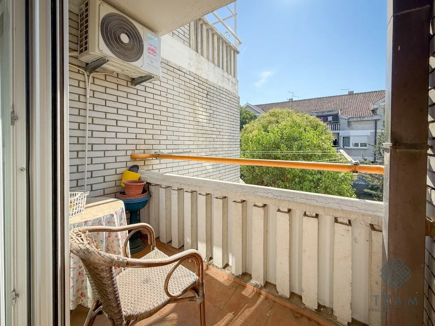 Manji natkriveni balkon sa stolom i stolicom.