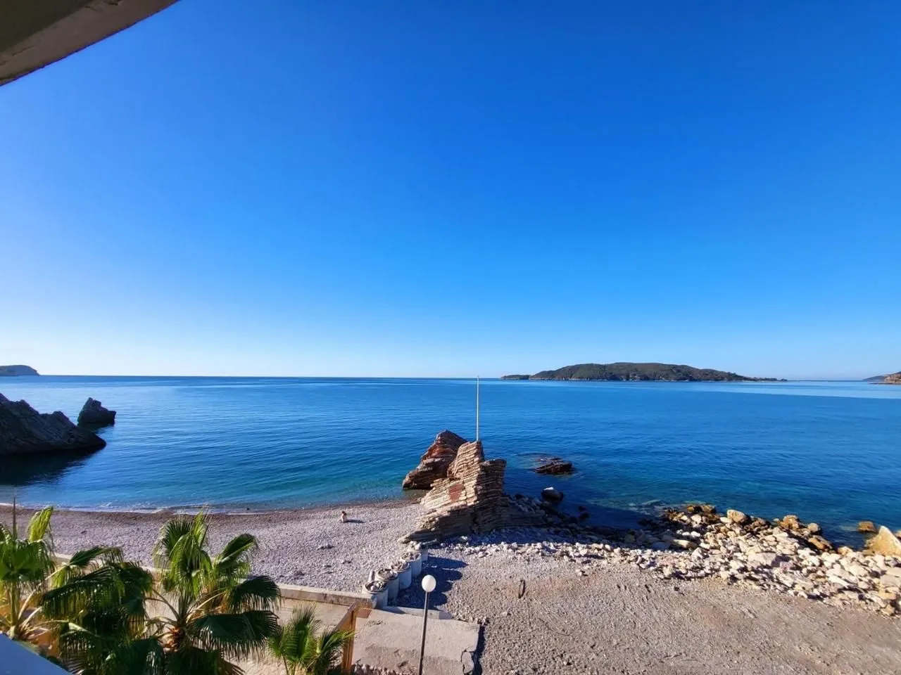 Pogled na more i plažu sa terase.