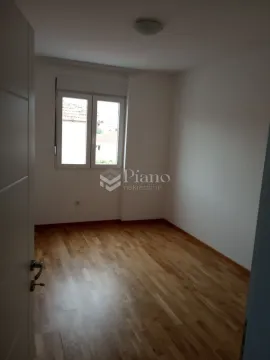 Prazna soba sa parketom i prozorom. - image 3
