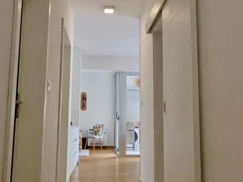 Izdavanje, dvosoban stan, 86m², Dobrota, Kotor - image 6