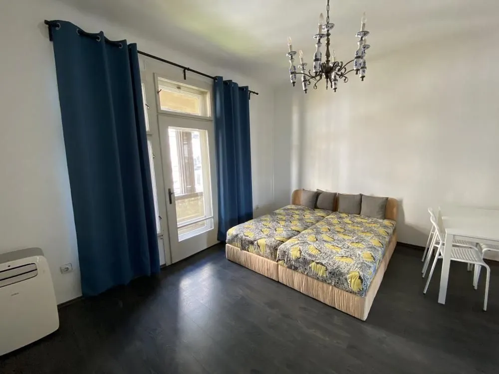 Izdavanje, četvorosoban stan, 120m², Savski Venac, Beograd