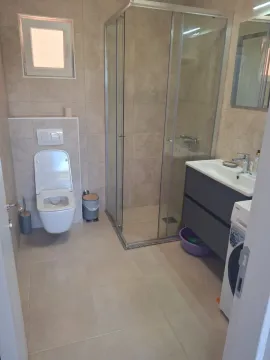 Kupatilo opremljeno tuš kabinom, umivaonikom i toaletom. - image 7