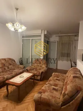 Dnevna soba sa garniturom za sjedenje i drvenim parketom. - image 5