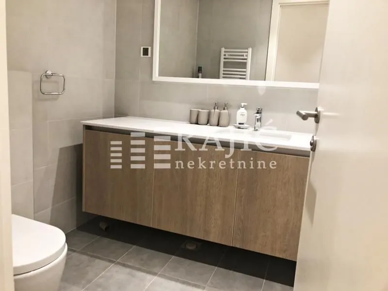 Modernly equipped bathroom with a washbasin and cabinet.