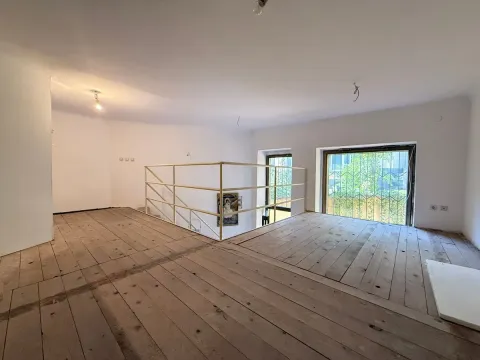 Potkrovlje u izgradnji sa drvenim podom i zaštitnom ogradom. - image 7