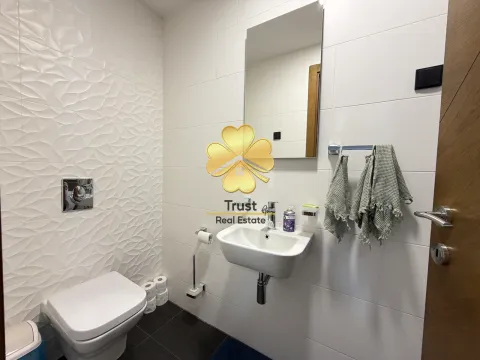 Moderne kupatilo sa umivaonikom, ogledalom i toaletom. - image 12