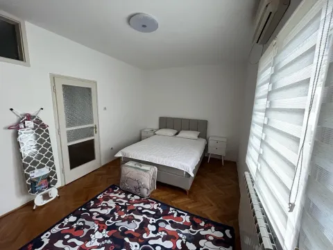 Svijetla spavaća soba sa bračnim krevetom. - image 21