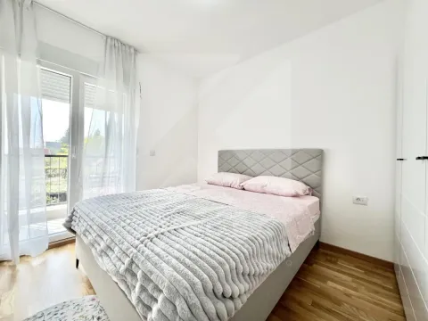 Svjetla spavaća soba sa bračnim krevetom i izlazom na terasu. - image 5