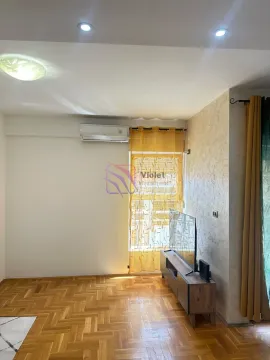 Dnevna soba sa drvenim podom, TV komodom i klima uređajem. - image 6