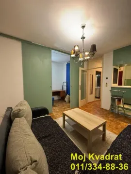 Dnevna soba sa garniturom, stočićem i pogledom na prolaz prema drugim prostorijama. - image 11