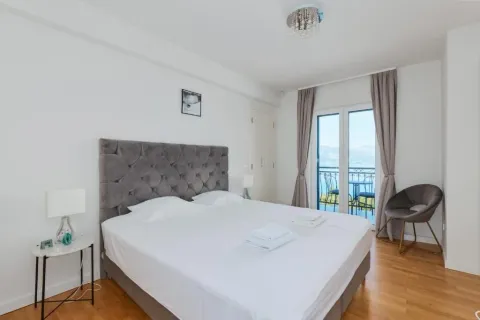Spacious bedroom with a double bed and access to a terrace with a sea view. - image 6