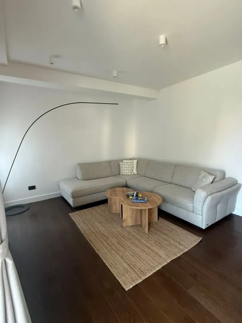 Izdavanje, dvosoban stan, 80m², Centar, Tivat