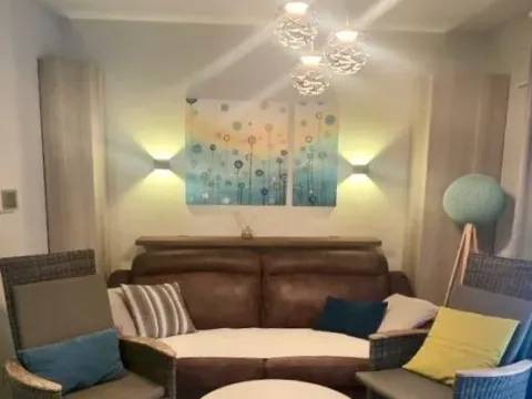 Rent, two bedroom apartment, 70m², Tivat, Crna Gora - image 1