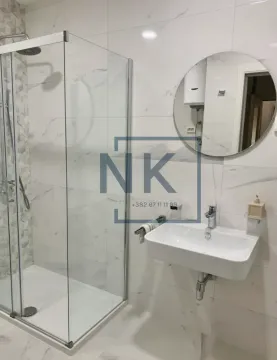 Moderne kupatilo sa tuš kabinom i umivaonikom. - image 7