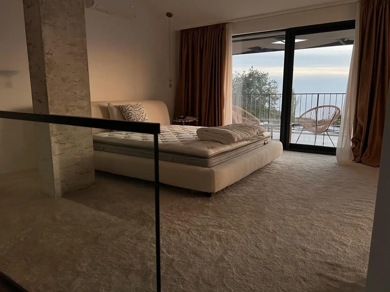 Modern bedroom with a double bed and access to the terrace.
