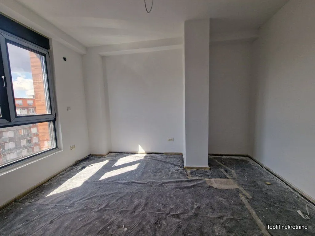 Prazna neopremljena prostorija u fazi renoviranja sa zaštitnom folijom na podu.