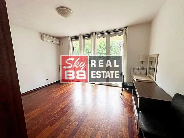 Izdavanje, četvorosoban stan, 210m², Savski Venac, Beograd