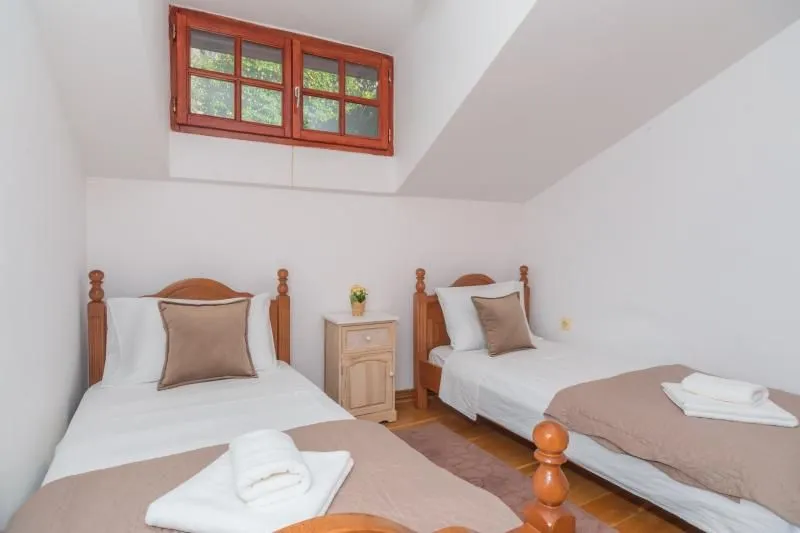 Rent, house, 292m², Kotor, Crna Gora