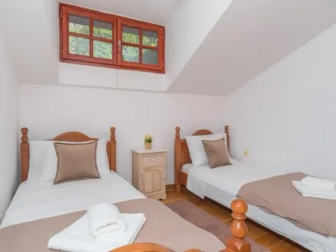 Izdavanje, kuća, 292m², Kotor, Crna Gora - image 11