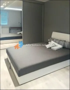 Moderna spavaća soba sa velikim bračnim krevetom i ugradnim plakarom. - image 7