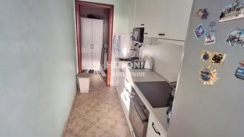 Manja kuhinja sa belim elementima i ugradnom pločom. - image 8