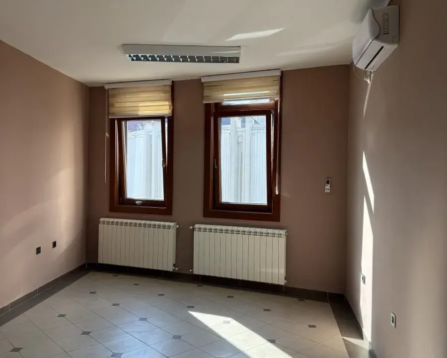 Izdavanje, poslovni prostor, 27m², Centar, Kragujevac