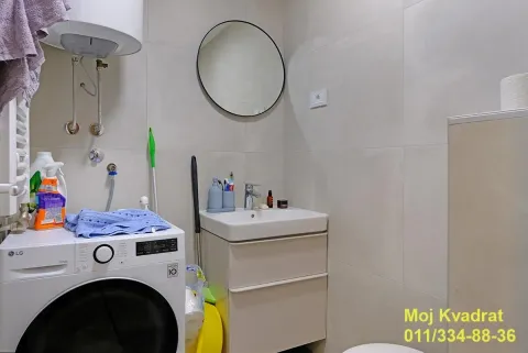 Kupatilo opremljeno umivaonikom, ogledalom i mašinom za veš. - image 9