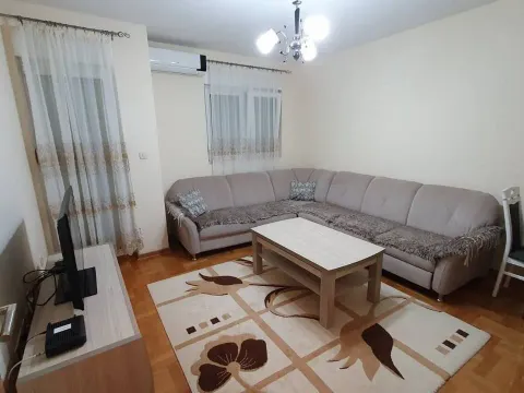 Izdavanje, dvosoban stan, 60m², Stari Aerodrom, Podgorica