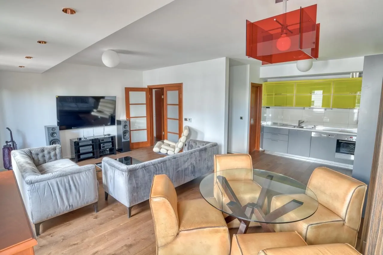 Izdavanje, dvosoban stan, 90m², Centar, Podgorica