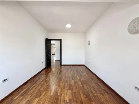 Prodaja, četvorosoban stan, 220m², Preko Morače, Podgorica - image 9