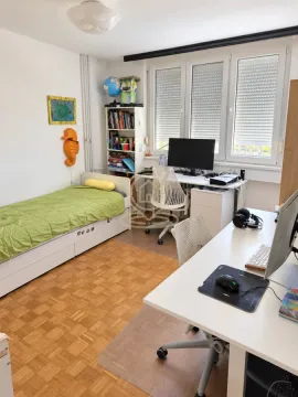 Dečja soba sa krevetom, radnim stolom i policama za knjige. - image 6