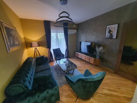 Moderno namješten dnevni boravak sa tamnozelenom garniturom. - image 7