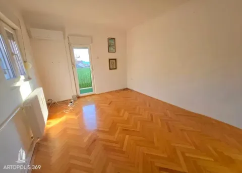 Prazna soba sa parketom i izlazom na terasu. - image 2