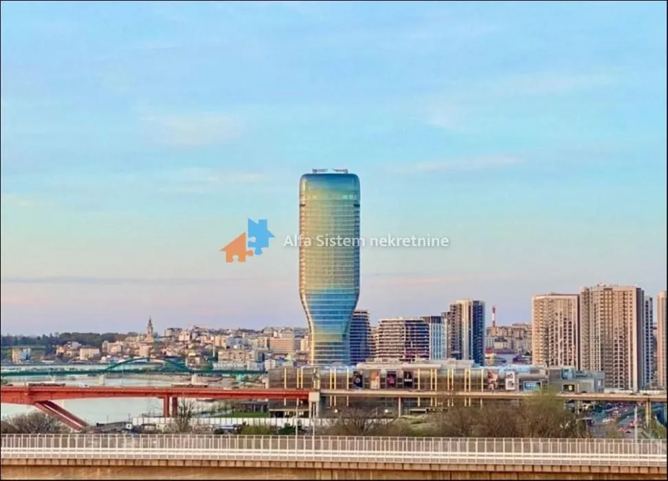 Pogled na grad sa panoramskim prikazom solitera i mostova.