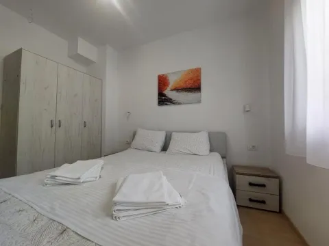 Izdavanje, dvosoban stan, 85m², Dobrota, Kotor - image 7