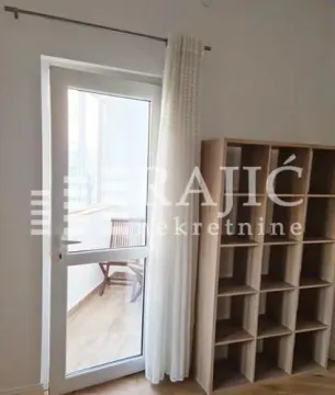 Bright interior with shelving unit and access to the balcony. - image 8