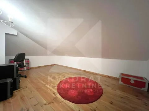 Izdavanje, kuća, 200m², Tološi, Podgorica - image 17
